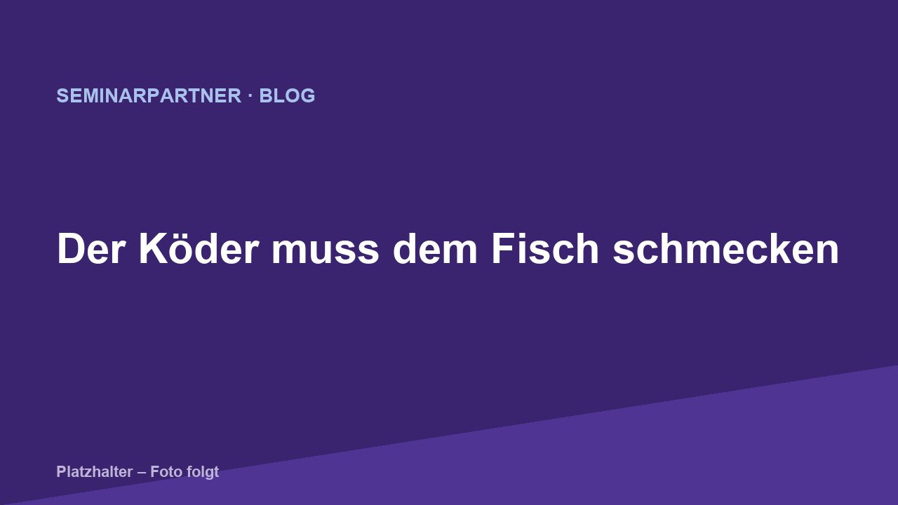 Vier unterschiedliche Kaffeetassen nebeneinander auf einem Tisch
