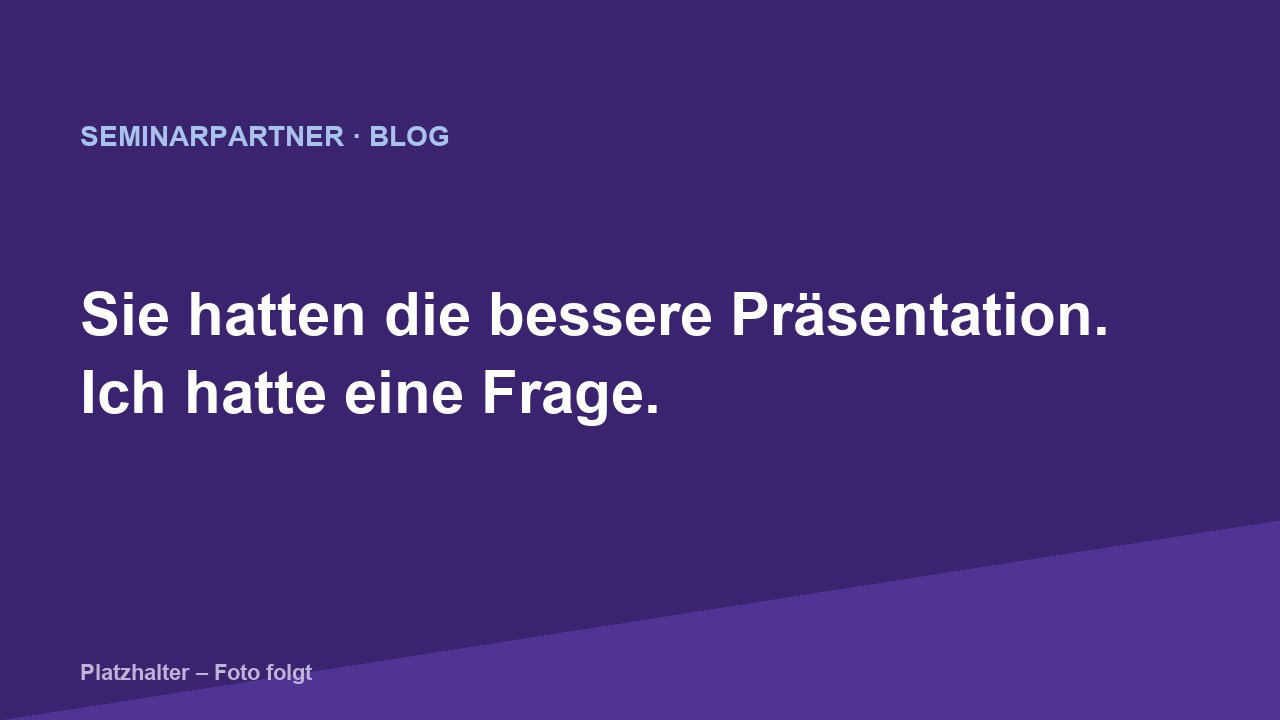 Zwei Menschen im Gespräch an einem Tisch, eine Person hört aufmerksam zu