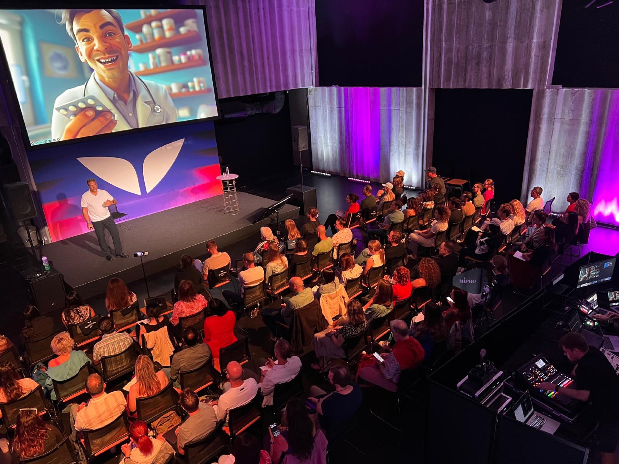 Marcel Szenessy speaking on stage at Mindvalley University in Tallinn